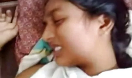 एक दोस्त के पैरों के बीच एक कुत्ते के हिंदी मूवी वीडियो सेक्सी रूप में गोरा