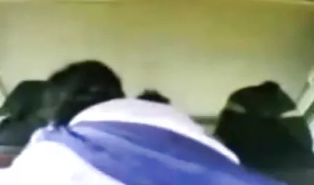 उमस भरे सुनहरे बालों वाली टहनियाँ, देखती हिंदी मूवी का सेक्सी वीडियो हैं कि वे किस पड़ोसी में बस गई हैं, वे उसे अपने डिक चूसने के लिए बिस्तर पर खींच रही हैं, और फिर कैंसर हो जाएगा