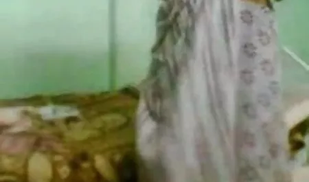 दोस्त शावर में एक दर्पण सेक्सी फिल्म हिंदी वीडियो मूवी के सामने खड़ा है, अपने मुर्गा उँगलियाँ