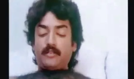 यार एक सेक्सी वीडियो हिंदी में मूवी खूबसूरत कुतिया को चोदता है और उसकी चूत को चाटता है