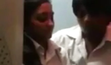 असल में, लड़की खुद अपने मेहमान को सफलतापूर्वक बहकाती है और जल्द सेक्सी वीडियो फिल्म हिंदी मूवी ही वह उसके हाथों को निचोड़ लेती है और उसके कड़े फालूस को चूस लेती है