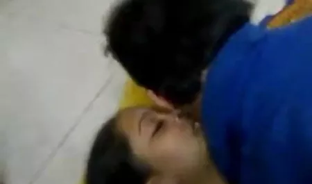 बस्टी श्यामला Ariella Ferrera हो जाता हिंदी मूवी सेक्सी है और किरायेदार को प्रसन्न करती है