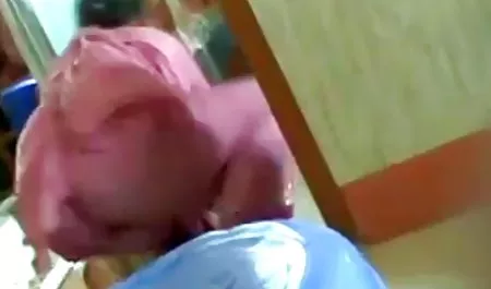समलैंगिक अपने सेक्सी एचडी मूवी हिंदी में मुर्गा और अंडे सहलाते हुए