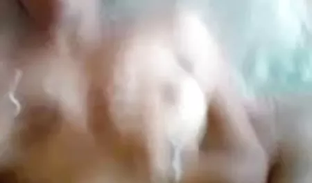 एक सदस्य के इंतजार में बिस्तर पर सेक्सी हिंदी वीडियो मूवी घूमती युवा लड़की