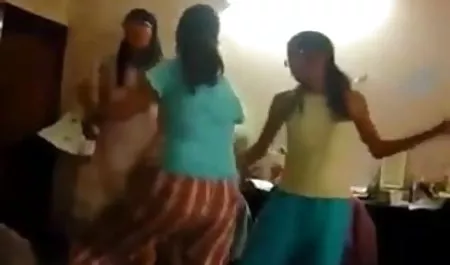 उस लड़के ने सैलून में एक लड़की को लंबे समय तक चुना, उसने एक बड़े छाती वाले युवा बॉलीवुड सेक्सी हिंदी मूवी लड़की को रोकने का फैसला किया। उस लड़के ने लंबे और जोश के साथ सेक्स के दौरान उसके खूबसूरत बूब्स को सहलाया