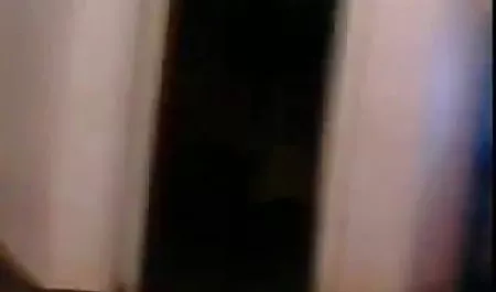 परिपक्व मालिश चिकित्सक मालिश हॉलीवुड बीएफ सेक्सी मूवी के दौरान एक युवा सेक्सी क्लाइंट को सहलाता है