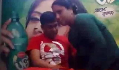 भूरे बालों वाली महिला की कोमल कारेसियों सेक्स हिंदी फुल मूवी ने पुरुष को पागल कर दिया