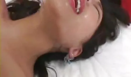 अपने बच्चे के साथ खेल रही फूहड़ सेक्स फिल्म हिंदी मूवी लड़की