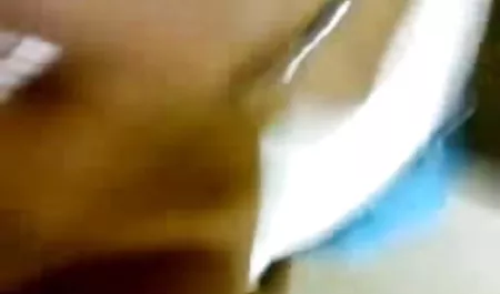 सुंदर गोरा उसके सुंदर शरीर को हिंदी मूवी का सेक्सी वीडियो दर्शाता है