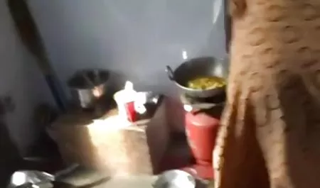 एक एचडी सेक्सी हिंदी मूवी पड़ोसी अपने शावर का उपयोग करने के लिए कहता है और उसे चोदता है