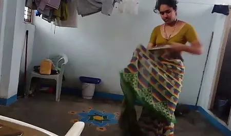 18 साल की लड़की मूवी सेक्सी हिंदी कैमरे पर अपनी चूत को सहलाती है