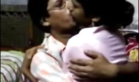 पहले वह एक blowjob के साथ लाड़ प्यार करती है, और फिर वह अपने पैरों को फैलाती है और अपने बड़े सिरों में ले जाती सेक्स सेक्स फिल्म मूवी है