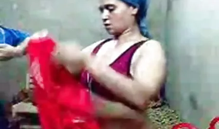 सौतेली माँ उसकी सौतेली माँ पर जासूसी करती है क्योंकि वह बिल्ली का हस्तमैथुन करती है और उसका सेक्सी मूवी फिल्म हिंदी में मुँह चोदती है