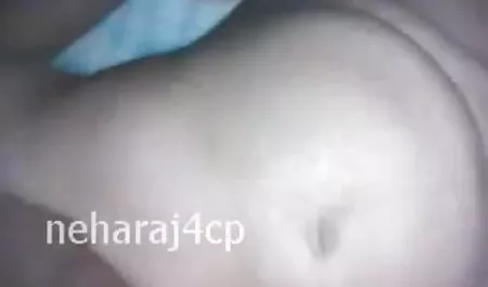 एक पतला गोरा आराम से एक बिस्तर पर बैठा है, उसकी पैंटी को पीछे धकेल दिया है और अपनी उंगलियों से उसकी चूत में प्रवेश करना चाहता न्यू हिंदी सेक्सी मूवी है, वह सुबह खुद को छेड़ना और सहलाना पसंद करती है