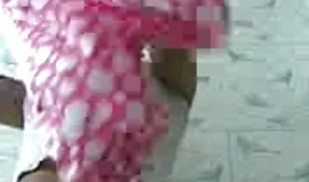 वह व्याख्यान के बारे में बिल्कुल नहीं सोचती, उसके पास ठोस उपाय हैं। और यहाँ भी, भोजपुरी हिंदी सेक्सी मूवी निर्देशक के कार्यालय में, उसने बेशर्मी से अपने पैर फैलाए और अपनी चूत को सहलाया