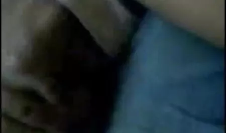 कामुक दोस्त सेक्सी फिल्म मूवी में रसोई की मेज पर एक कुतिया fucks