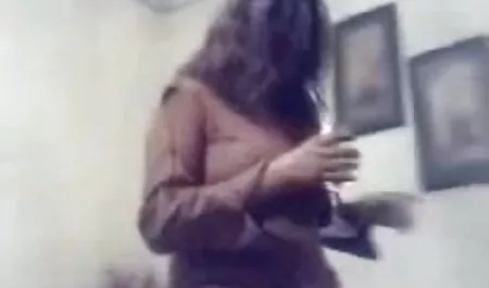 अपनी बात को फैलाया और हिंदी मूवी सेक्सी एक रबर के डिल्डो पर बैठ गया