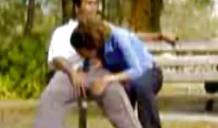 युवा सुंदर महिला एक हिंदी में फुल सेक्सी मूवी आदमी के साथ तकिए को फेंकती है और गुदा में रगड़ती है