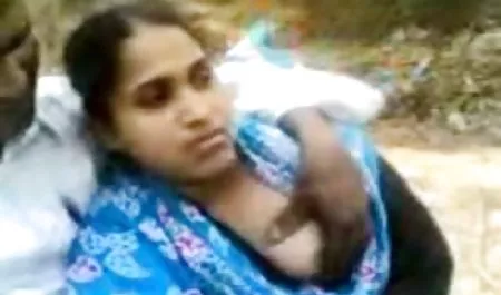 क्यूट लड़कियां बिस्तर पर लेट जाती हिंदी में सेक्सी मूवी वीडियो में हैं
