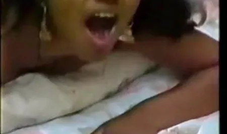 खूबसूरत अधोवस्त्र में भव्य श्यामला मेज के नीचे एक ग्राहक के लिए सेक्सी पिक्चर हिंदी फुल मूवी एक डिक बेकार है