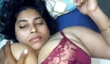 चिमनी के पास एक कुर्सी पर युवा सेक्सी समलैंगिकों का रोमांटिक सेक्स हिंदी में सेक्सी मूवी फिल्म