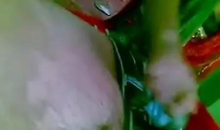 आकर्षक उभयलिंगी डिक चूसना और एक दूसरे के pussies चाटना सेक्सी वीडियो हिंदी मूवी में