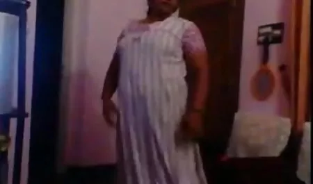 सेक्सी श्यामला आवेशपूर्ण सेक्सी मूवी फुल सेक्सी मूवी रूप से गुदा में दो पुरुषों के साथ चुदाई करती है