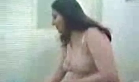 यार दालान में एक युवा चूजे को दुलार हिंदी की सेक्सी मूवी करता है