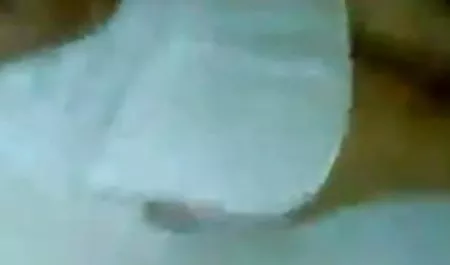 क्यूट सेक्सी मूवी फुल सेक्सी मूवी लिटिल चीक्स कैमरे पर अपने संकीर्ण छेद दिखाते हैं