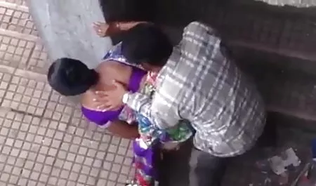 प्यारा लड़का श्यामला के बड़े स्तनों को सहलाता है और उसे सेक्स की मूवी हिंदी में चोदता है