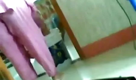 लड़कियों ने अपने दोस्त को हिंदी मूवी सेक्सी केक खिलाने का फैसला किया। बेशक, वे चाय के लिए नहीं आए थे, और बहुत जल्द यह केक उनके स्तन पर फैल गया था, और उनकी योनि में एक दोस्त का मुर्गा काम कर रहा था