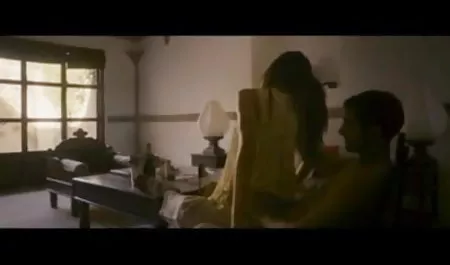 एक जवान लड़की अपनी प्रेमिका की गुदा और चूत को चश्मे में उतार देती सेक्सी मूवी हिंदी में सेक्सी मूवी है