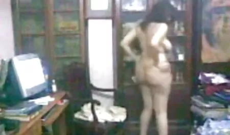 युवा सेक्सी समलैंगिकों pissing और शौचालय में हिंदी में सेक्सी मूवी fondling