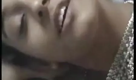सेक्सी गोरा उसकी चूत को सहलाता है और एक दोस्त को हिंदी मूवी एचडी सेक्सी चूसता है