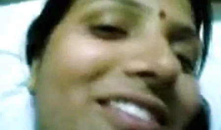 कार में टैक्सी ड्राइवर बड़े बड़े स्तन के साथ एक उमस सेक्सी हिंदी एचडी मूवी भरी महिला को चोदता है