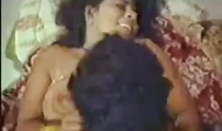 श्यामला डिक और dildo चूसने बदल जाता है सेक्सी वीडियो फुल मूवी