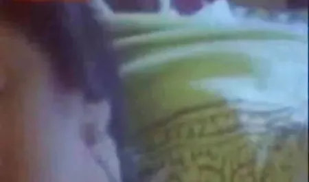 कैमरे पर सेक्सी मूवी एचडी डिक को छूता हुआ विटीया लड़का