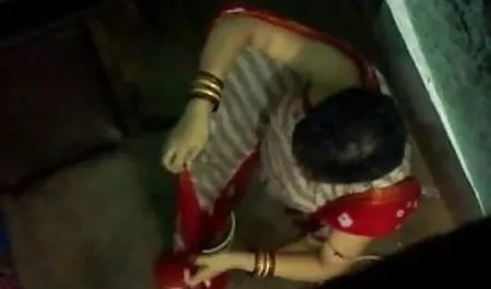 अपने चेहरे पर मास्क के साथ लेटेक्स कवरल पहने हुए, हिंदी में सेक्सी वीडियो फुल मूवी दोस्त फिस्टिंग क्वीन के पास आता है। वह उसे एक कुर्सी पर बैठाती है, उसके पैरों को फैलाती है और अपने हाथ को कोहनी तक इस विकृत की गांड में डालती है