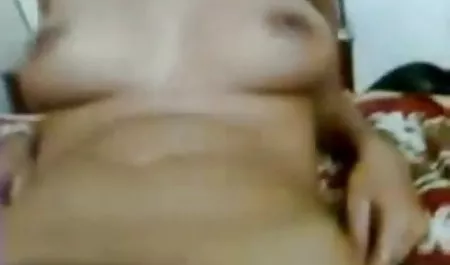 प्यारा समलैंगिक नौकरानी बीएफ सेक्सी फिल्में मूवी धीरे से स्नान से बाहर आई मालकिन की प्यारी बिल्ली को चाटता है