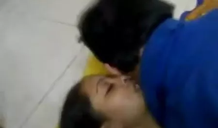 अन्ना टेलर अपनी गीली भोजपुरी हिंदी सेक्सी मूवी चूत को अपनी उंगलियों से सहलाती है