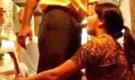 लाल सौतेला पिता रसोई में अपने सेक्सी हिंदी पिक्चर मूवी युवा सौतेली बेटी के गुदा मैथुन करता है