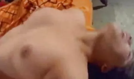 स्टॉकिंग्स सेक्सी मूवी इंडियन मूवी में हॉट लैटिना ट्रांस उसके लंड को सहलाती है