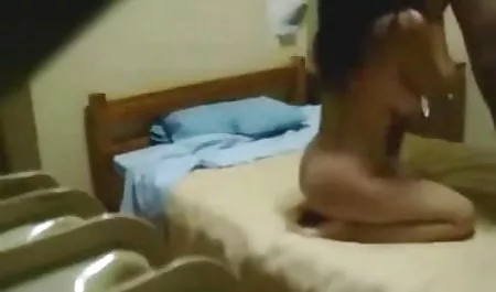 युवा हिंदी फिल्म सेक्सी एचडी में रेडहेड एशियाई fucks उंगलियों और डिक के साथ छेद