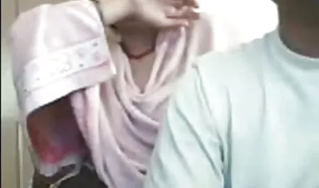 वह लड़का पूल के पास रहने वाली लड़की को अपने शरीर को दिखाने के लिए कहता है और अपना एचडी एचडी सेक्सी मूवी शरीर दिखाता है, वह उसे कमरे में ले जाता है, उसके डिक को अपने मुंह में दबाता है, और फिर चुदाई करता है