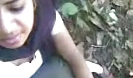 युवा सुंदर नीली आंखों के श्यामला एक काले हिंदी सेक्स हॉट मूवी आदमी का एक काला डिक बेकार है