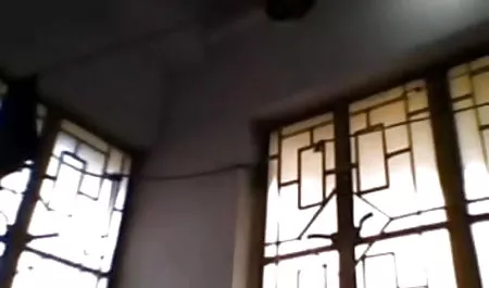 आदमी बहुत भाग्यशाली था। वह उमस भरे सौंदर्य के अनुभवी हाथों में गिर गया, जिसने छात्र को थका दिया, उसे हर संभव मुद्रा में सेक्सी हिंदी वीडियो एचडी मूवी उसे चोदने के लिए मजबूर किया