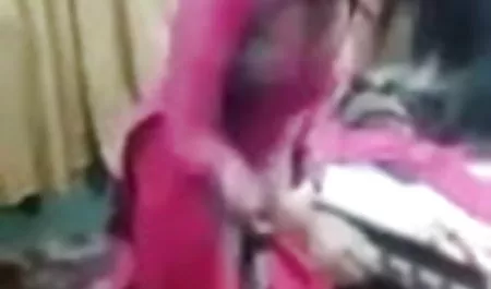 वेबकैम पर सेक्सी मूवी हिंदी में फुल एचडी लड़की एक यांत्रिक सदस्य के साथ मज़े कर रही है