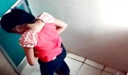 रसदार श्यामला एक हिंदी सेक्सी एचडी मूवी वीडियो शांत blowjob देता है