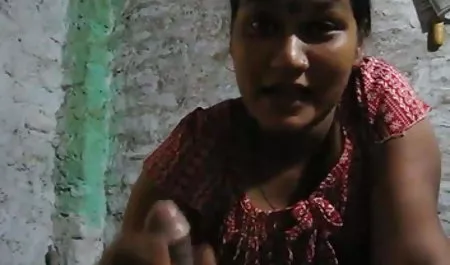 मम्मी खुद को एक हिंदी में सेक्सी मूवी फिल्म बड़े हरे डिल्डो से खोखला कर लेती है