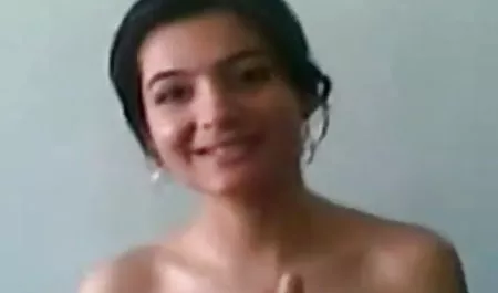 उसकी पैंटी को साइड में किया और चूत को चोदने के लिए तैयार सेक्स की मूवी हिंदी में किया